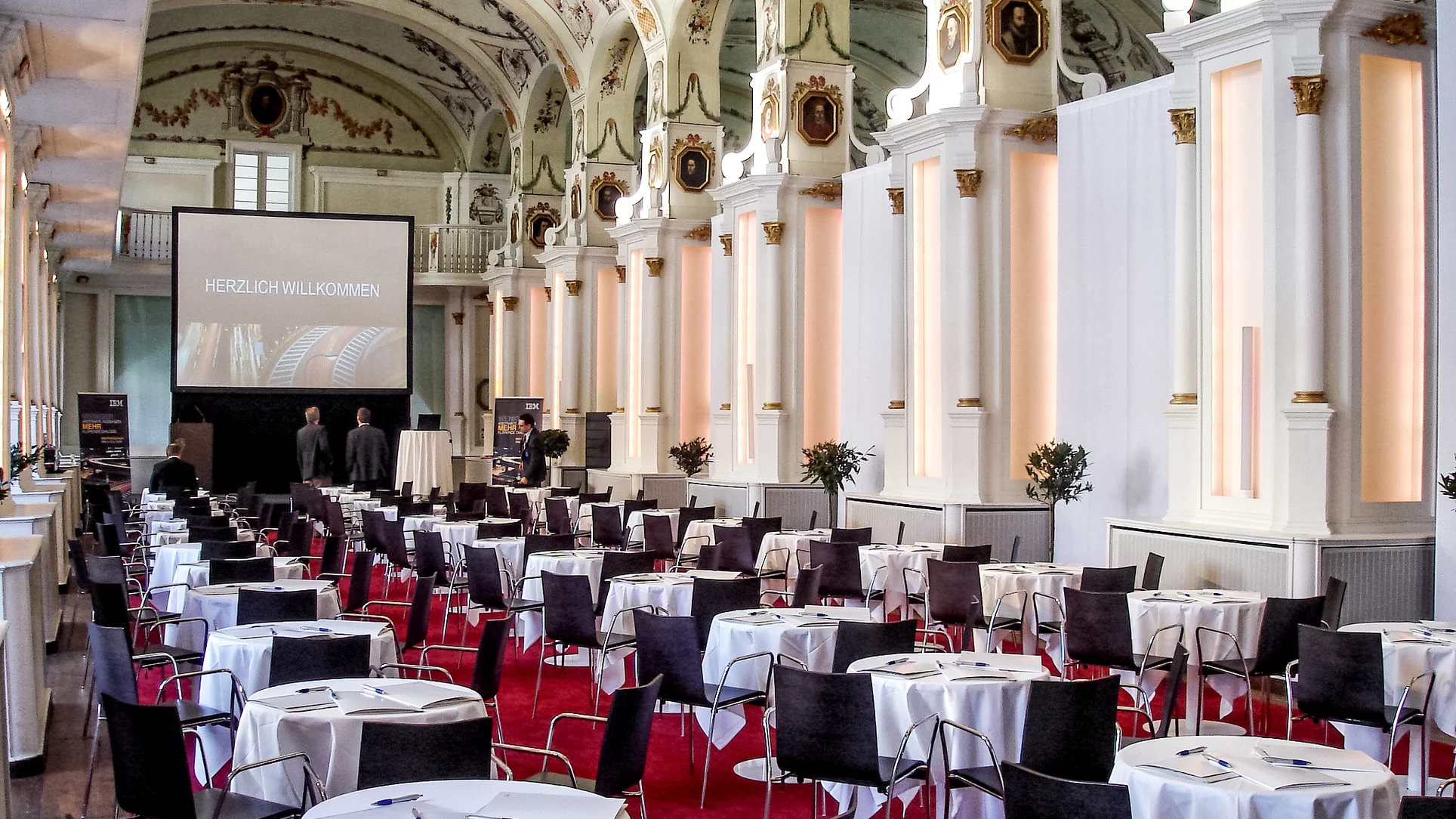 Alte Universitat Aula Rundtische@2x.924999d0